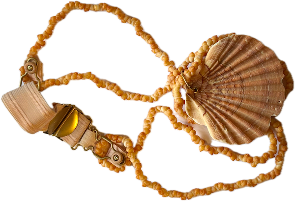 Collier : coquillages, textile, laiton.